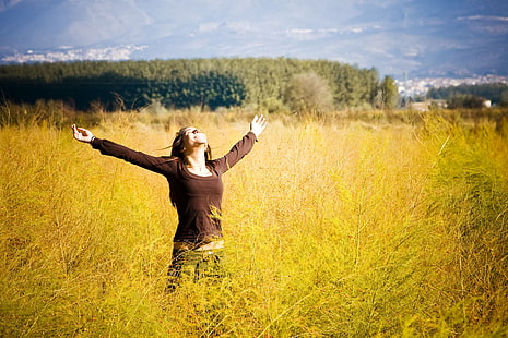 женская черная футболка с длинными рукавами, свобода, листья, девушка, деревья, радость, счастье, цветы, улыбка, фон, дерево, настроение, женщина, растение, позитив, руки, брюнетка, широкоформатные, полноэкранные, HD обои, HD обои HD wallpaper