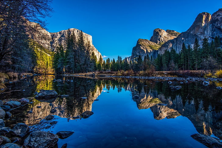 река и планински изглед под синьо небе през деня, река, национален парк Йосемити, природа, пейзаж, отражение, скала, гора, планини, вода, синьо, HD тапет