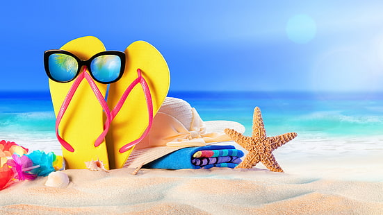 pantai dan sandal jepit kuning, pasir, laut, pantai, matahari, topi, kacamata, musim panas, papan tulis, liburan, Wallpaper HD HD wallpaper