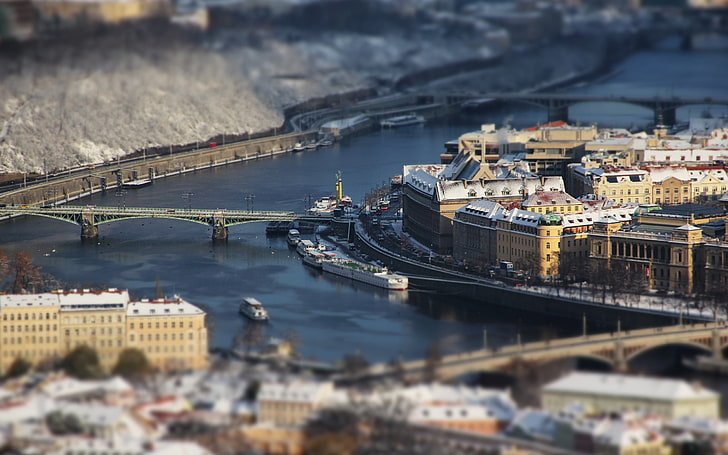 миниатюра на градско небе, поглед от птичи поглед фотография на мост от сив бетон, градски пейзаж, река, сграда, мост, замъглено, смяна на наклон, Прага, Чехия, HD тапет