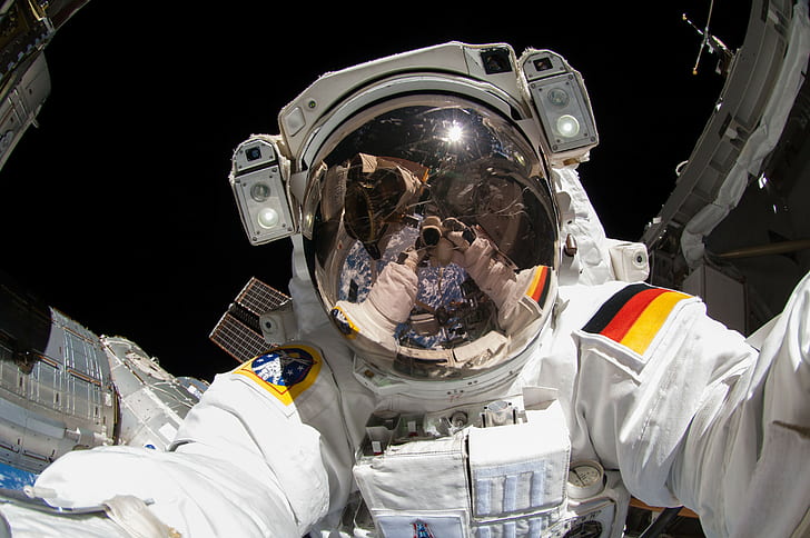 baju ruang angkasa, orbit, refleksi, luar angkasa, Jerman, Bumi, astronot, tembakan sendiri, Stasiun Orbital, bendera, ESA, kamera, stasiun ruang angkasa, Alexander Gerst, helm, alam semesta, Stasiun Luar Angkasa Internasional, selfies, Wallpaper HD