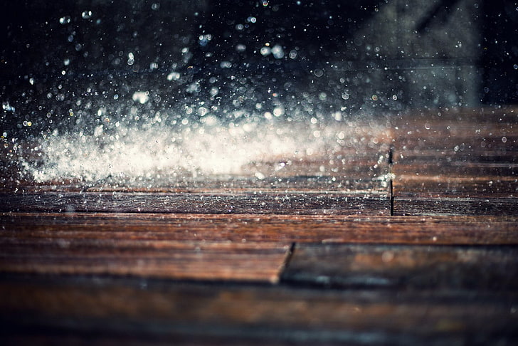 brązowy parkiet, zdjęcia poklatkowe kropli deszczu uderzających o parkiet, deszcz, woda, powierzchnia drewniana, bokeh, makro, głębia ostrości, Tapety HD