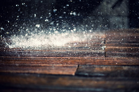 pavimento in parquet marrone, fotografia timelapse di gocce di pioggia colpisce sul pavimento in parquet, pioggia, acqua, superficie in legno, bokeh, macro, profondità di campo, Sfondo HD HD wallpaper