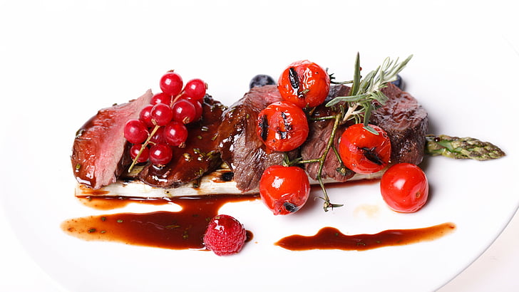 bistec con cereza en plato, medallones de cerdo, carne, espárragos, frambuesas, salsa de grosellas rojas, tomates cherry, Fondo de pantalla HD