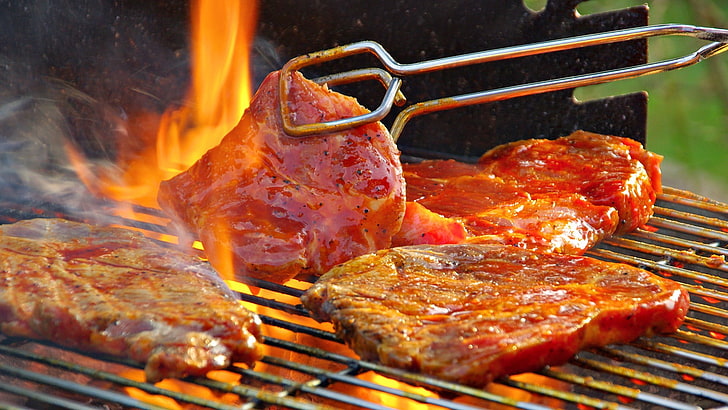 quattro fette di bistecche alla griglia, cibo, barbecue, fuoco, Sfondo HD