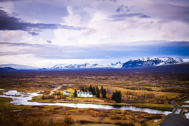 Аэрофотоснимок Белого дома посреди поля зеленой травы возле горы, покрытой белым снегом, Þingvellir, Аэрофотоснимок, Белый дом, дома посреди, зеленая трава, Поле травы, покрытой, горы, Исландия, Исландия, закат, долина,долина, Тингвеллир, природа, озеро, снег, пейзаж, пейзажи, на открытом воздухе, горный хребет, осень, вода, путешествие, красота В природе, горный пик, небо, HD обои