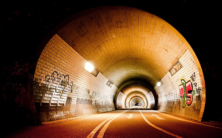 tunnel routier de chaussée en béton gris, lampes, éclairage, route, lumière, graffiti, tunnel, Fond d'écran HD