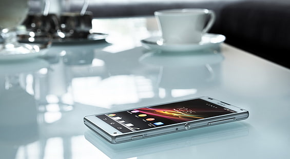 Sony Xperia ، هاتف ذكي أبيض يعمل بنظام Android ، أجهزة كمبيوتر ، أجهزة ، هاتف ، طاولة ، قهوة ، Sony ، Mobile ، Xperia، خلفية HD HD wallpaper