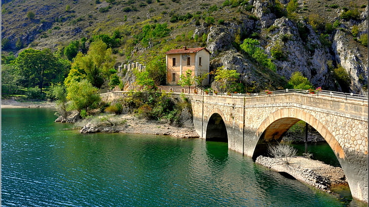 brązowy betonowy most, architektura, dom, Włochy, drzewa, stary budynek, most, woda, skała, łuk, Lago di Scanno, Tapety HD