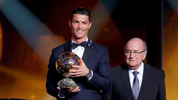 El ganador del Balón de Oro de la FIFA Cristiano Ronaldo de Portugal y el Real Madrid acepta el Balón de Oro de la FIFA 2014, christiano ronaldo, fifa, ballon d'or, 2015, fútbol, ​​cristiano ronaldo, Fondo de pantalla HD