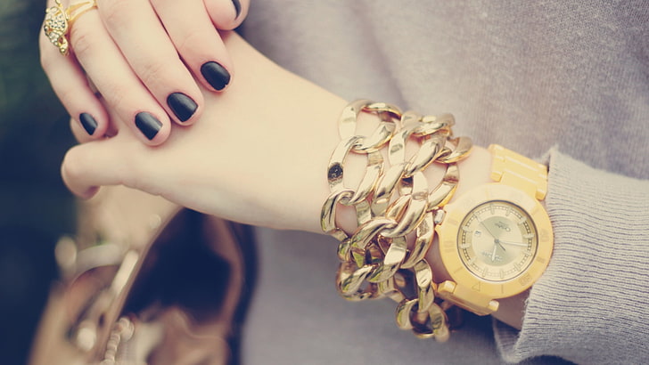 arloji analog berwarna emas bulat dengan gelang tautan, tangan, jam tangan, perhiasan, manikur, gadis, Wallpaper HD
