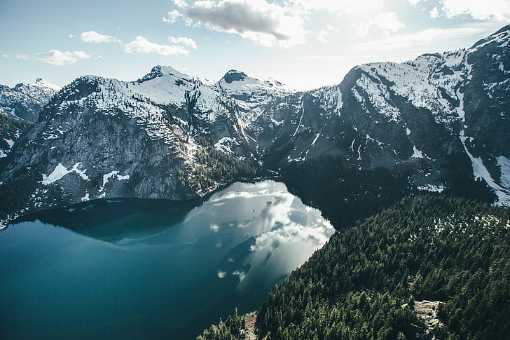 flygfoto av sjön omgiven av alpina berg, berg, natur, sjö, skog, snö, träd, HD tapet