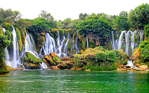 Водопадът Кравица в Босна и Херцеговина, на 10 км от Меджугорие, на мястото Студенци близо до Любуски на река Требибат 2560 × 1600, HD тапет HD wallpaper
