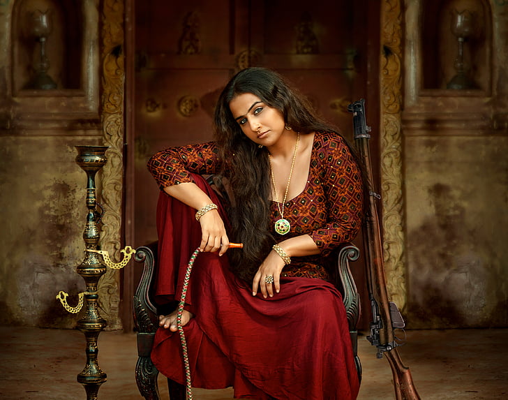 Femme tenant un tuyau de narguilé assis sur une chaise marron, Begum Jaan, Vidya Balan, Bollywood, 2017, 4K, 8K, Fond d'écran HD