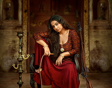 Женщина держит кальянный шланг, сидя на коричневом стуле, Бегум Яан, Видья Балан, Болливуд, 2017, 4K, 8K, HD обои HD wallpaper