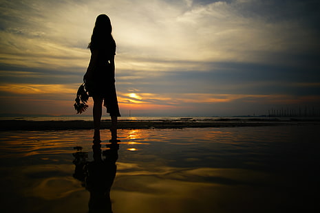 silhouette de femme sur le corps de l'eau, mer, ciel, fille, coucher de soleil, nuit, promenade, Fond d'écran HD HD wallpaper