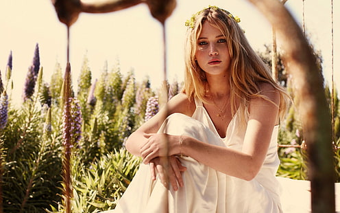 Jennifer Lawrence, oyuncu, saç çiçek, beyaz elbise, sarışın, kadın, HD masaüstü duvar kağıdı HD wallpaper