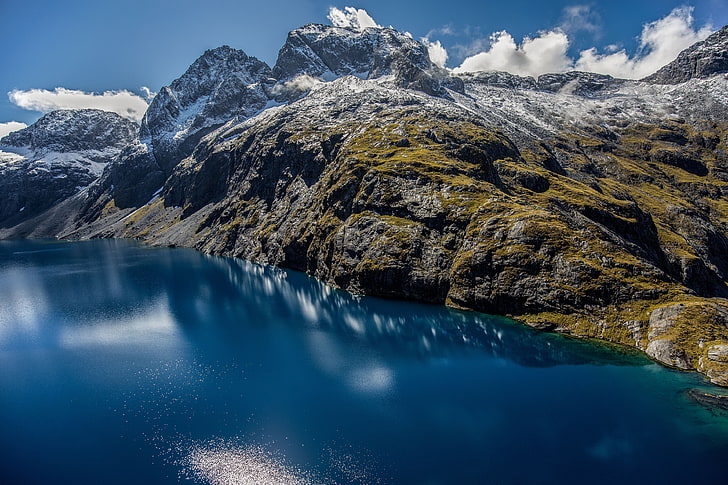 湖、山、岩、反射、フィヨルドランド国立公園、ニュージーランド、川、雲、自然、風景の近くの緑と灰色の山、 HDデスクトップの壁紙