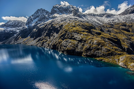 montagne verte et grise près du lac, montagnes, roche, réflexion, parc national de Fiordland, Nouvelle-Zélande, rivière, nuages, nature, paysage, Fond d'écran HD HD wallpaper