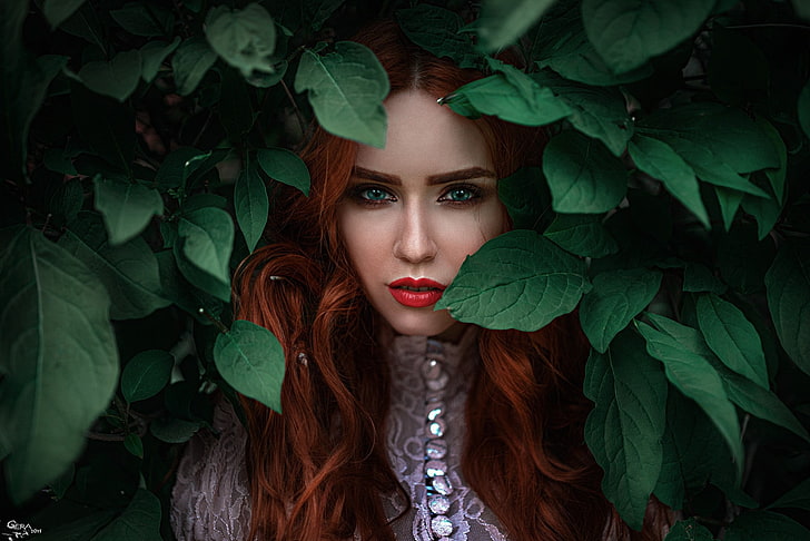 damens rosa och bruna turtleneck topp, närbild foto av kvinnan bär lila turtleneck toppar, rödhårig, ansikte, löv, gröna ögon, Georgy Chernyadyev, HD tapet
