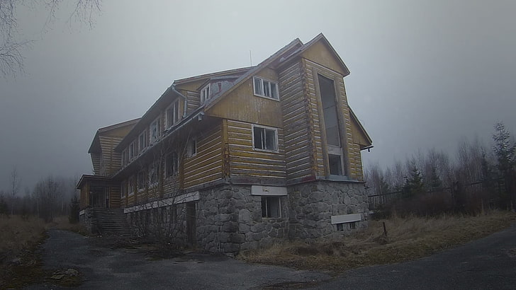 brązowy dom drewniany, opuszczony, Słowacja, mgła, budynek, Tapety HD
