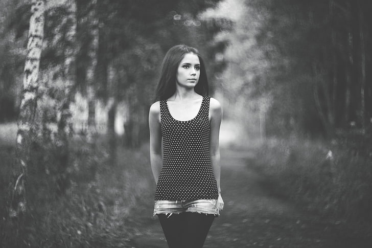 canotta nera da donna, ragazza, sfondo sfocato, Xenia Kokoreva, foto in bianco e nero, Sfondo HD