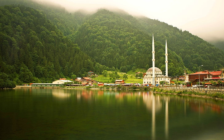 edifício de concreto verde e marrom, natureza, paisagem, Turquia, Uzungöl, Trabzon, mesquita, árvores, floresta, lago, reflexão, névoa, colinas, HD papel de parede
