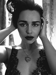 Emilia Clarke, aktris, monokrom, lipstik, kalung, gaun, wanita, Game of Thrones, Wallpaper HD HD wallpaper