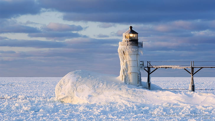 凍ったミシガン湖とセントジョセフ灯台、ミシガン州、冬、 HDデスクトップの壁紙