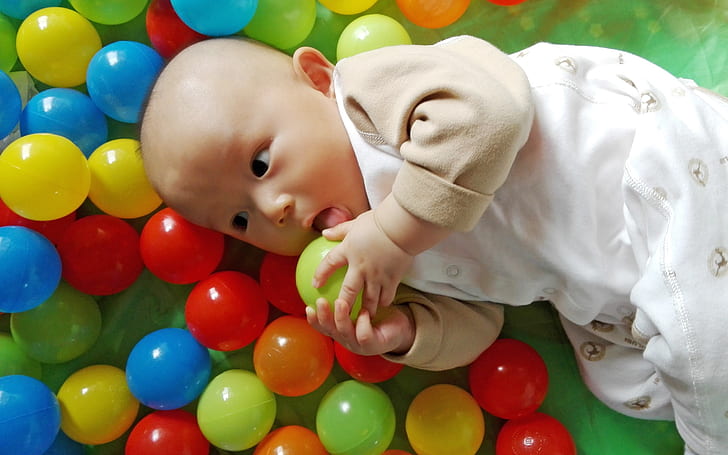 ลูกบอลหลากสี, ความสุขของทารกน่ารัก, สีสัน, เล่น, ลูกบอล, ความสุข, น่ารัก, ทารก, วอลล์เปเปอร์ HD