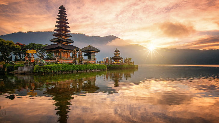 Слънце, облаци, небе, планини, езеро, водни вълни, азиатска архитектура, дървета, отражение, пейзаж, скали, индуистка архитектура, Индонезия, Бали, храм Ulun Danu Beratan, HD тапет