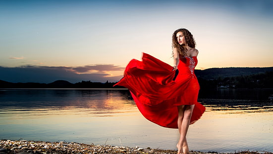 Frauen roten trägerlosen Saum Kleid, rotes Kleid, Frauen, Brünette, Modefotografie, Frauen im Freien, barfuß, lockiges Haar, HD-Hintergrundbild HD wallpaper