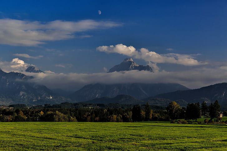 Баварский пейзаж, поле зеленой травы перед горой, Германия, Баварский, Баварский пейзаж, гора, гора Сяулинг, замок, замок Нойшванштайн, осень, HD обои