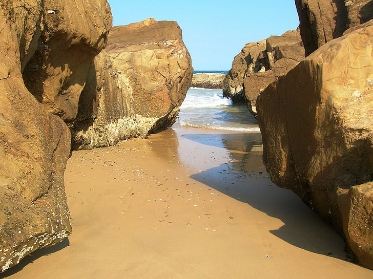 Entre as rochas, formação rochosa marrom, conchas, seixos, rochas, praia, oceano, areia, ondas, beira-mar, 3d e abstrato, HD papel de parede