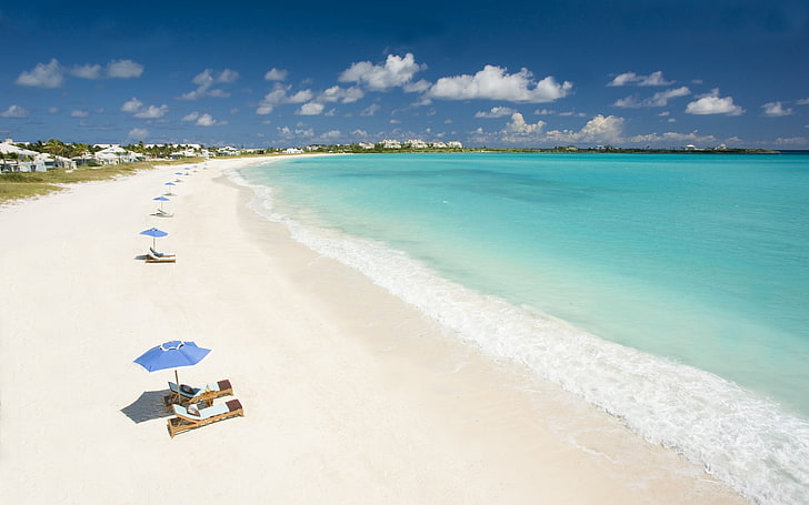 photographie aérienne de chaise longue marron sur la plage, chaises lounges, resort, côte, plage, sable, Fond d'écran HD