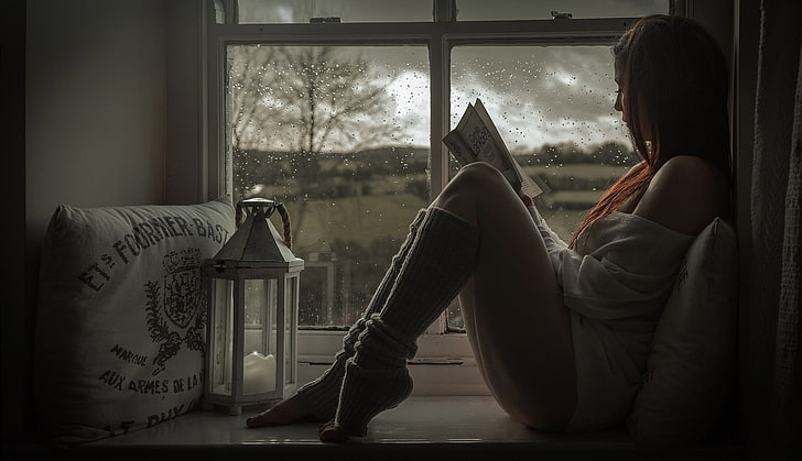женский белый топ с открытыми плечами, брюнетка, женщины, ножки, длинные волосы, дождь, книги, гетры, HD обои