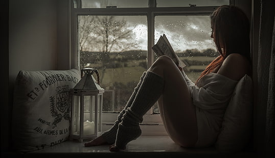 женский белый топ с открытыми плечами, брюнетка, женщины, ножки, длинные волосы, дождь, книги, гетры, HD обои HD wallpaper
