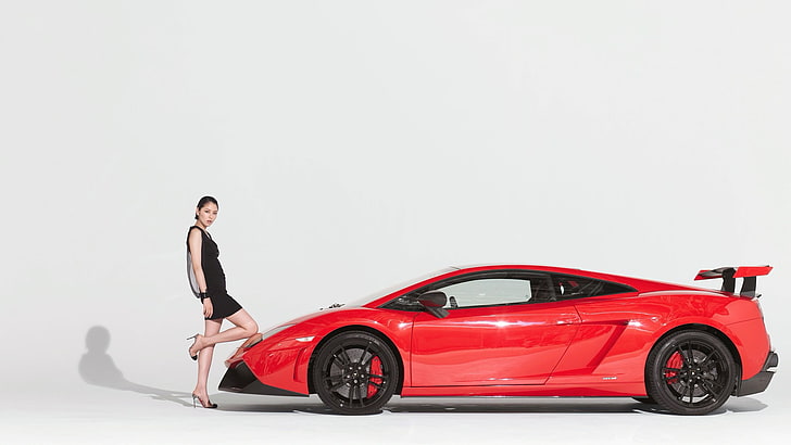 Масами Нагасава, азиатка, женщины с машинами, красные машины, черное платье, простой фон, высокие каблуки, Lamborghini, Lamborghini Gallardo, HD обои