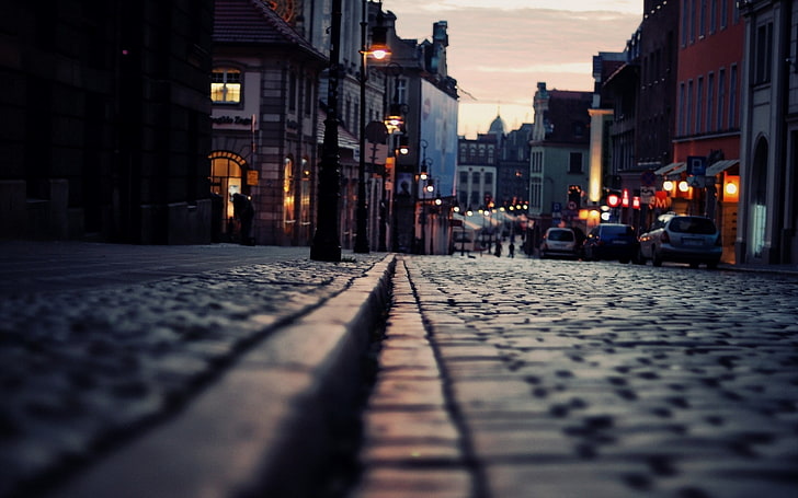 chaussée en béton grise, route en béton grise entre les structures, ville, rue, soirée, trottoirs, beige, Fond d'écran HD