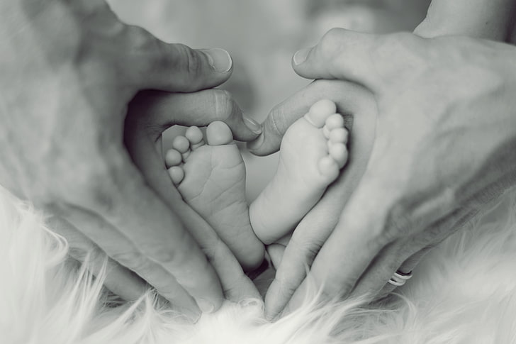 child's feet, family, hands, love, child, happiness, bw, HD wallpaper
