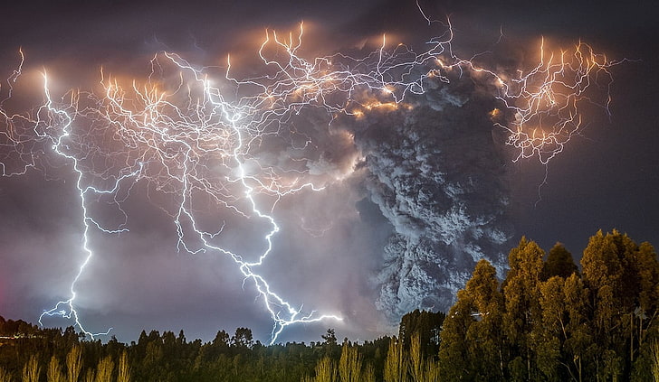 Ilustración de tormenta eléctrica, relámpago, volcán, erupciones, humo, bosque, Chile, noche, naturaleza, luces, paisaje, Fondo de pantalla HD