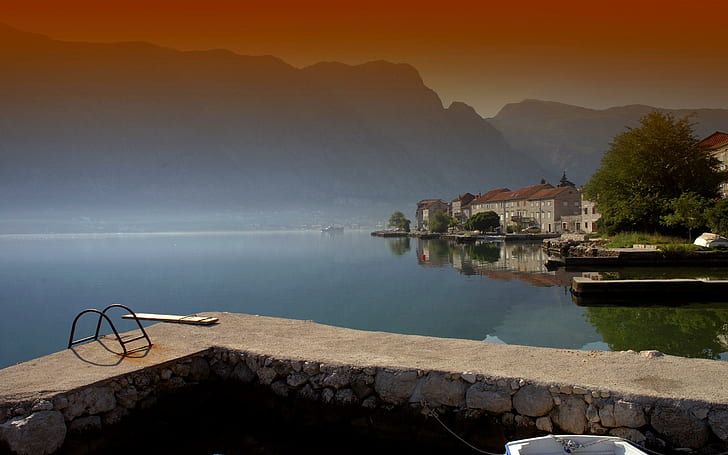 Piękny poranek w Zatoce Kotorskiej, szary betonowy bruk, relaks, spokój, czarnogóra, port, miasto, cisza, morza, wybrzeża, natura, molo, detal, domy, nabrzeże, Tapety HD