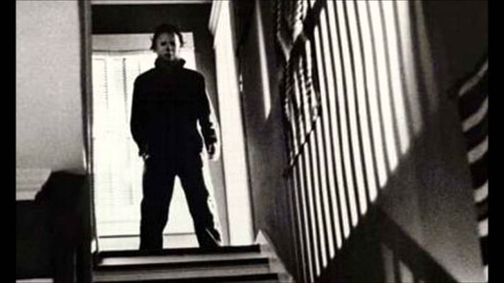 Michael Myers, fotografía en escala de grises del hombre parado en las escaleras, asesino, halloween, michael-myers, la forma, Fondo de pantalla HD