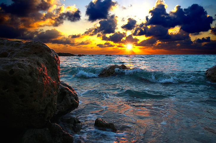 син плаж, море, сърф, залез, камъни, HD тапет