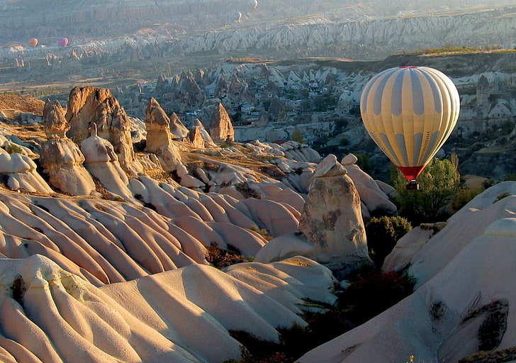 бял и син балон с горещ въздух, Турция, Göreme, балони с горещ въздух, пейзаж, HD тапет
