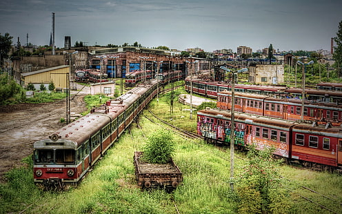 放棄された地下鉄車と電車、雑草が生い茂った、赤と茶色の地下鉄電車、放棄された、地下鉄、車、電車、草に覆われた、雑草、 HDデスクトップの壁紙 HD wallpaper