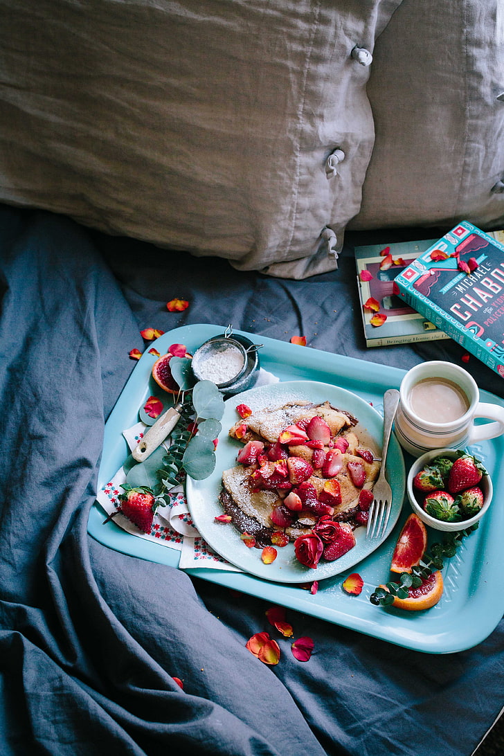 runde aquamarine Keramikplatte mit Serviertablett, Tablett, Frühstück, Bett, Büchern, HD-Hintergrundbild, Handy-Hintergrundbild