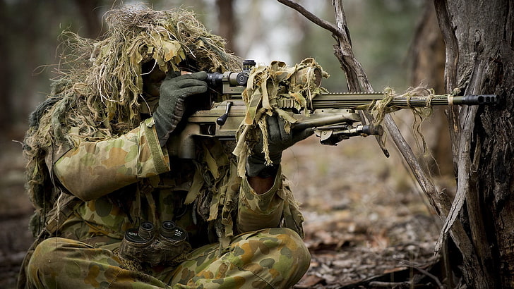 costume de camouflage vert, hommes, soldat, fusil de sniper, uniforme, se cacher, jumelles, costume de ghillie, visant, forêt, fusils, arme, arbres, Fond d'écran HD