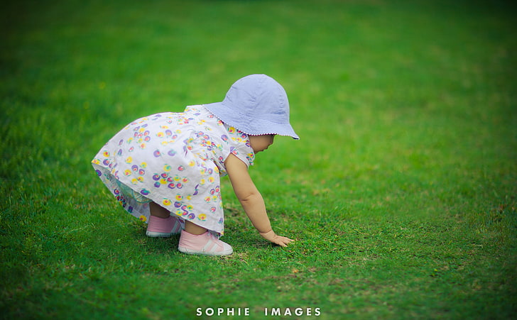 Cute Child Girl, baby's white floral top, Cute, Beach, Girl, Green, Grass, HD  wallpaper | Wallpaperbetter