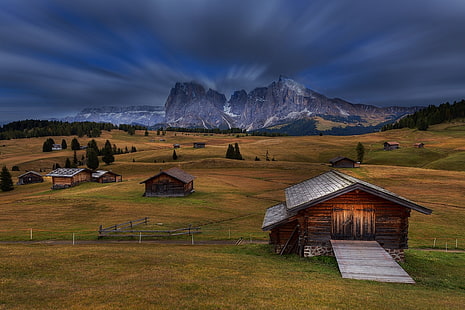 brązowy drewniany dom, natura, krajobraz, kabina, góry, Dolomity (góry), Włochy, trawa, drzewa, długa ekspozycja, chmury, płot, Tapety HD HD wallpaper